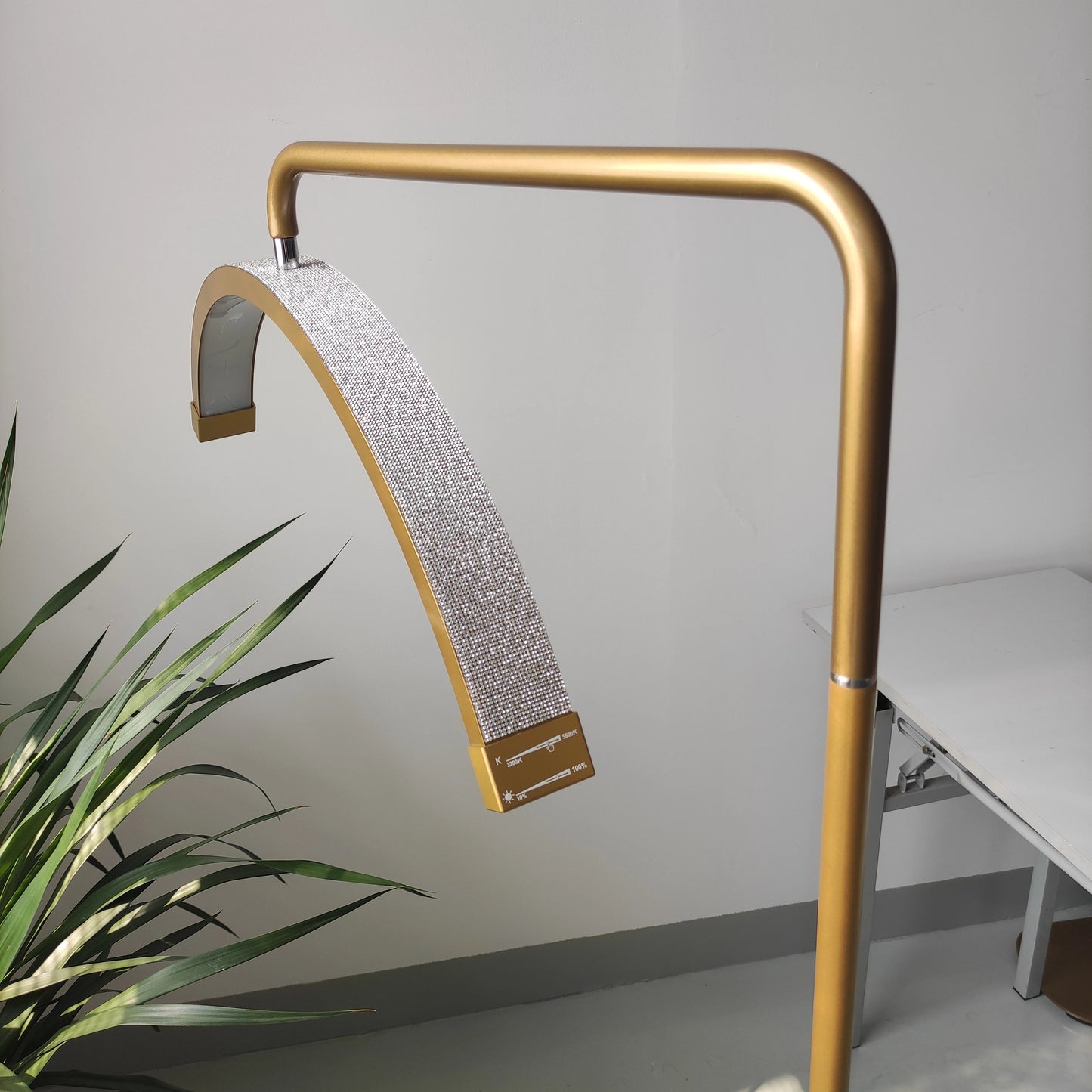 Fusitu Oversea Warehouse LED Half-Moon Shaped Light LED Lash Light With Floor Tripod Floor Video Light For Beauty Salon Makeup